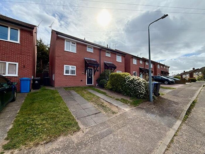 3 Bedroom Semi-Detached House For Sale In Lakeside Road, Ipswich, IP2