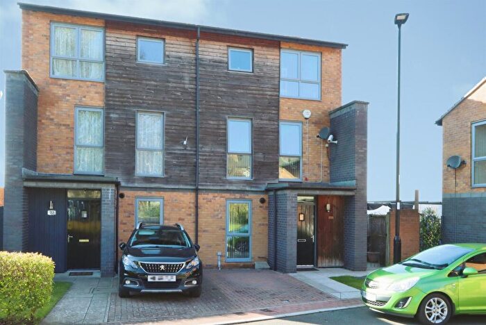 4 Bedroom Town House For Sale In St. Aidans Rise, Sheffield, S2