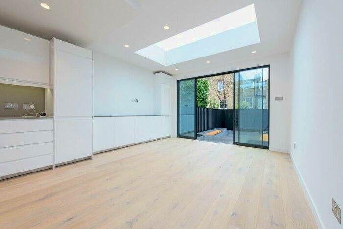 2 Bedroom Apartment To Rent In Devereux Road, SW11