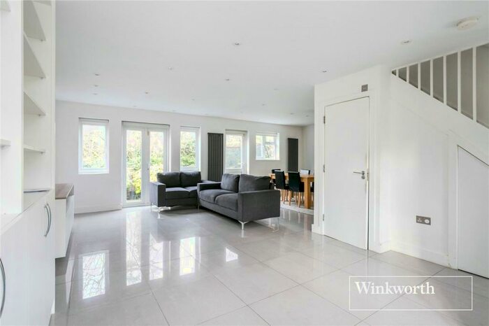 3 Bedroom Semi-Detached House To Rent In Howcroft Crescent, Finchley, London, N3