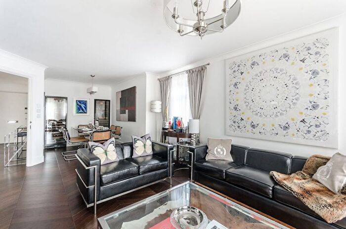 2 Bedroom Flat For Sale In Glebe Avenue, Ickenham, UB10