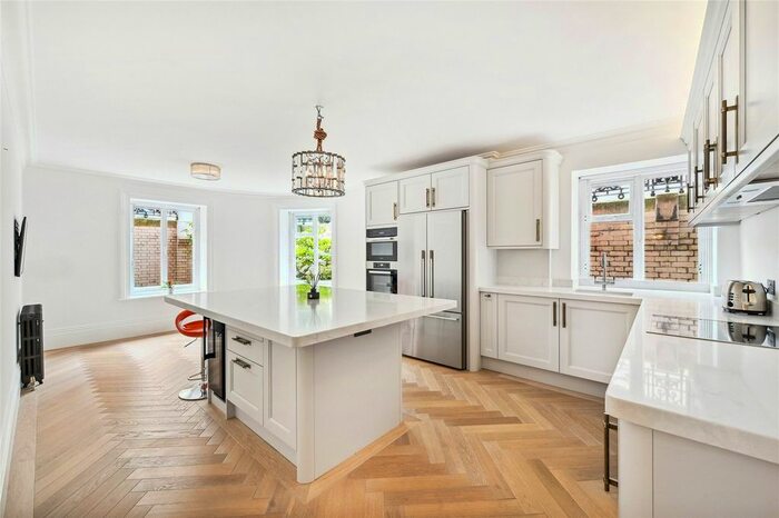 3 Bedroom Flat To Rent In Drayton Gardens, London, SW10