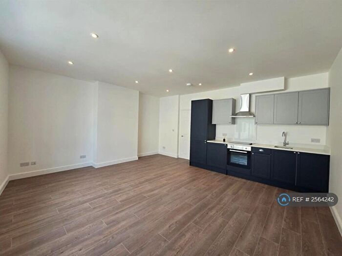 2 Bedroom Flat To Rent In Brook House, Reigate, RH2