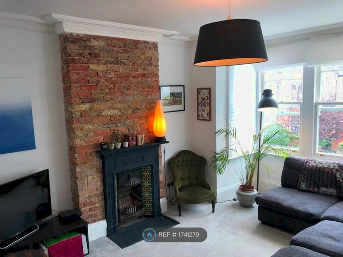 2 Bedroom Maisonette To Rent In Claremont Road, Teddington, TW11