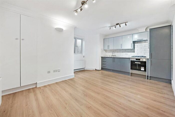 2 Bedroom Flat To Rent In Evering Road, London, N16