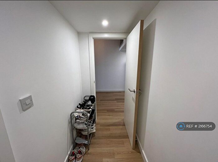 2 Bedroom Flat To Rent In Metro Court, West Bromwich, B70