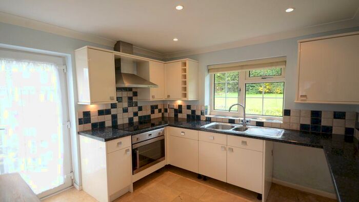 2 Bedroom Bungalow To Rent In Well Close, RG25