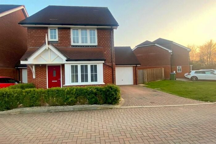 3 Bedroom Semi-Detached House To Rent In Oak Road, Billingshurst, RH14