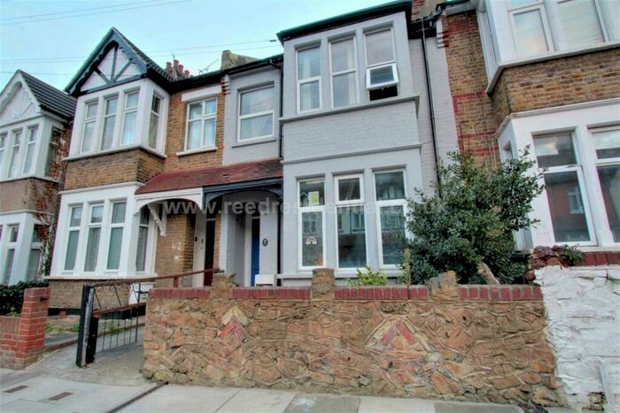 2 Bedroom Flat To Rent In Wenham Drive, Westcliff On Sea, SS0