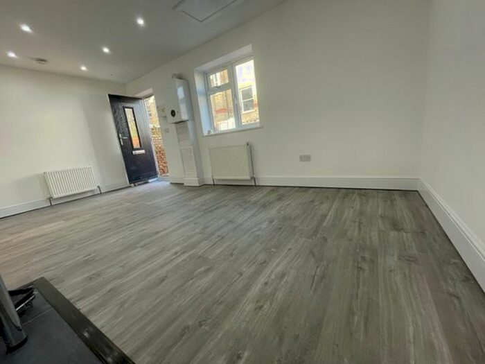 2 Bedroom Detached House To Rent In Brownhill Road, London, SE6