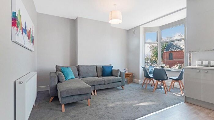 2 Bedroom Flat To Rent In Mauldeth Road, Manchester, M20