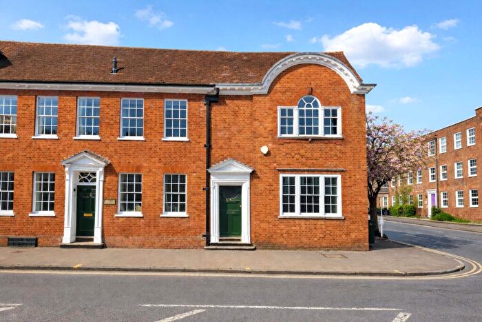 2 Bedroom End Of Terrace House To Rent In West Street, Farnham, Surrey, GU9