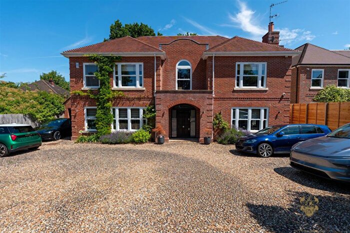 5 Bedroom Property For Sale In Aldenham Avenue, Radlett, WD7