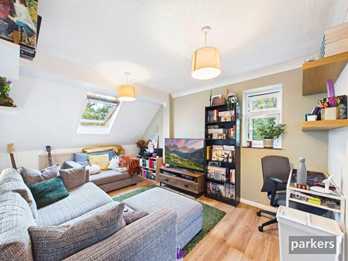 1 Bedroom Apartment For Sale In Brock Gardens, Reading, Berkshire, RG30