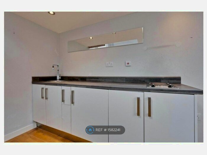 1 Bedroom Flat To Rent In Suffolk House, Weybridge, KT13