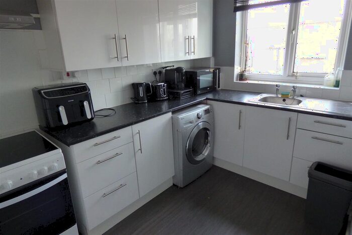 3 Bedroom Flat To Rent In Abbotswood, Yate, Bristol, BS37