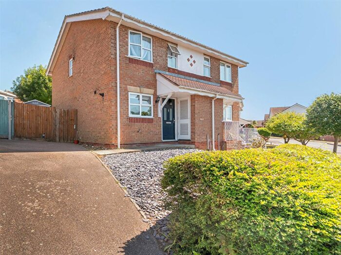 2 Bedroom Semi-Detached House For Sale In Blackthorn Close, Portslade, Brighton, BN41