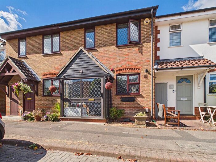 2 Bedroom House For Sale In Grafton Way, West Molesey, KT8
