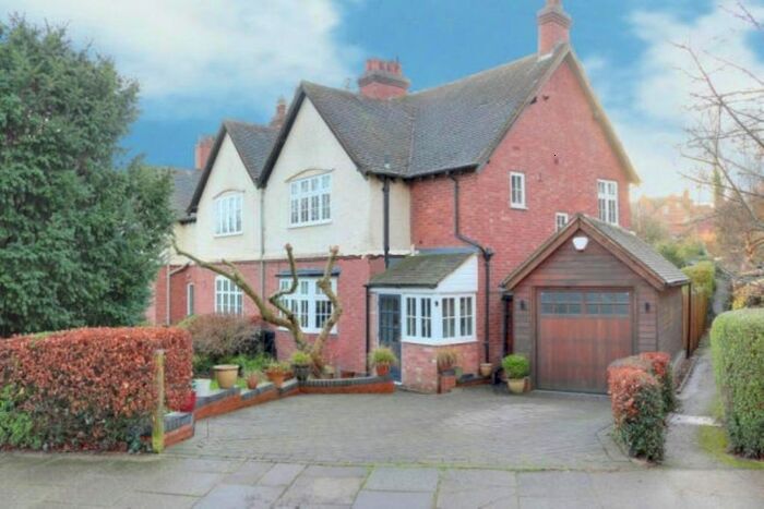 3 Bedroom Semi-Detached House To Rent In The Circle, Birmingham, B17