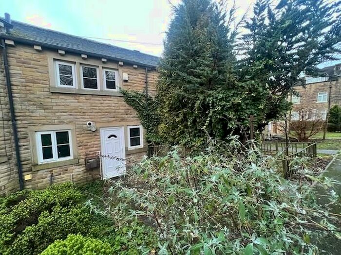 3 Bedroom Town House To Rent In Abbots Wood, Bradford, BD9