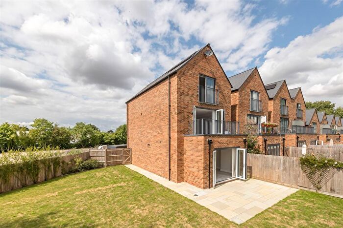 4 Bedroom Detached House For Sale In Mount Pleasant, Off Langford Lane, Kidlington, OX5