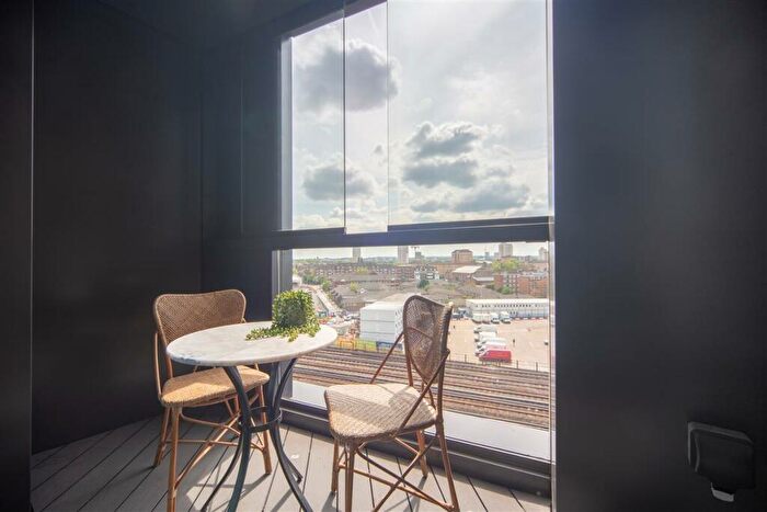 2 Bedroom Flat To Rent In Charles Clowes Walk, SW11