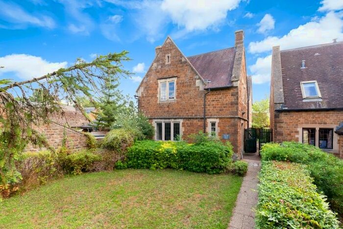 4 Bedroom Flat To Rent In Church Street, Bloxham, Banbury, OX15