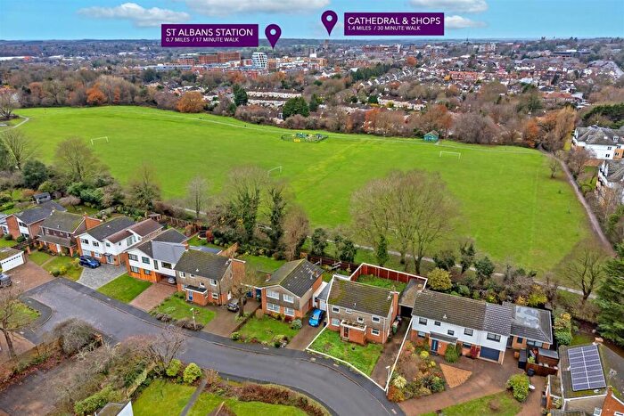 4 Bedroom Detached House For Sale In Barncroft Way, St. Albans, AL1