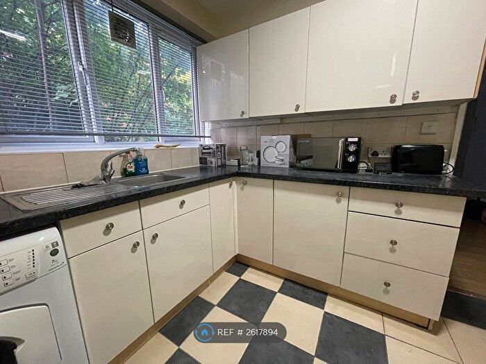 3 Bedroom Flat To Rent In Innes Gardens, London, SW15