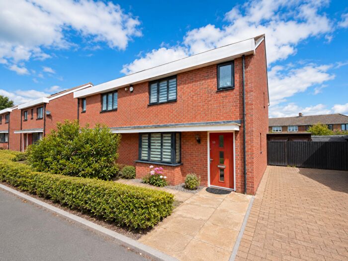 3 Bedroom Semi-Detached House For Sale In Sandpiper Close, East Tilbury, RM18