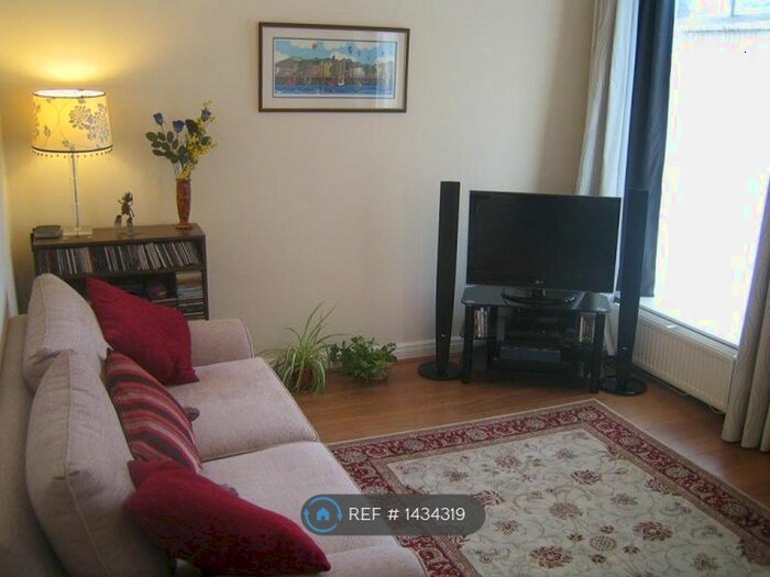 2 Bedroom Flat To Rent In St. James' Court, Lancaster, LA1