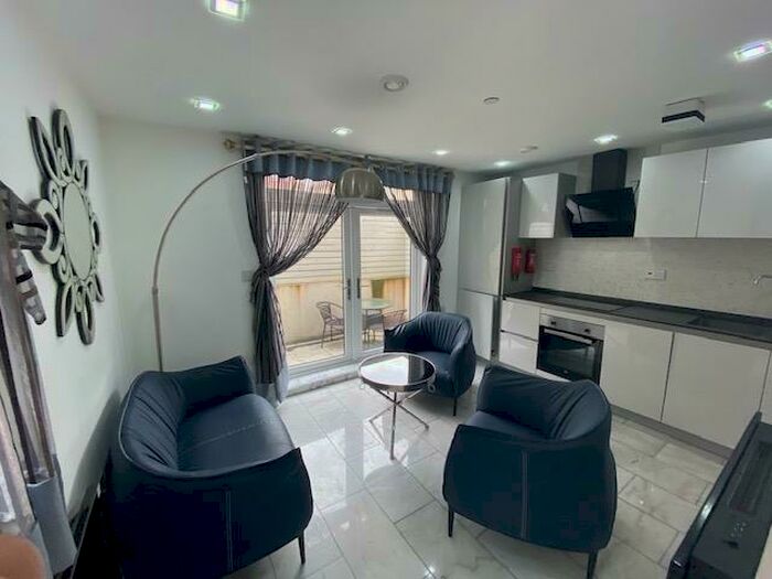 1 Bedroom Apartment To Rent In The Parade, Roath, Cardiff, CF24