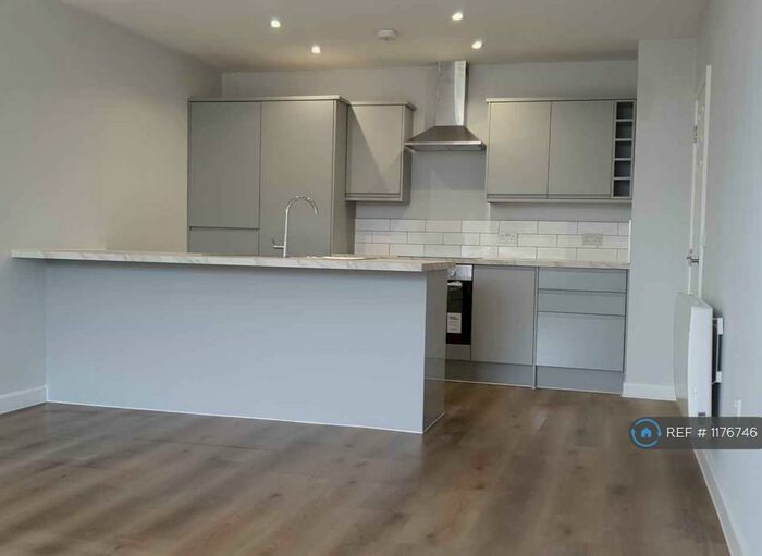 3 Bedroom Flat To Rent In Pear Tree Avenue, Long Ashton, BS41