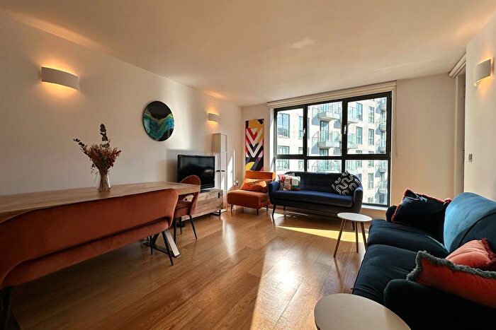 3 Bedroom Flat To Rent In St Williams Court, Gifford Street, Islington, London, N1