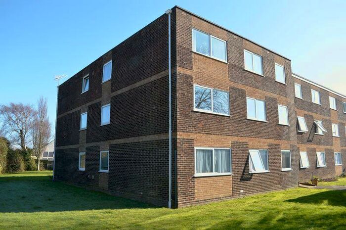 2 Bedroom Flat To Rent In Foreland Court, Hayling Island., PO11