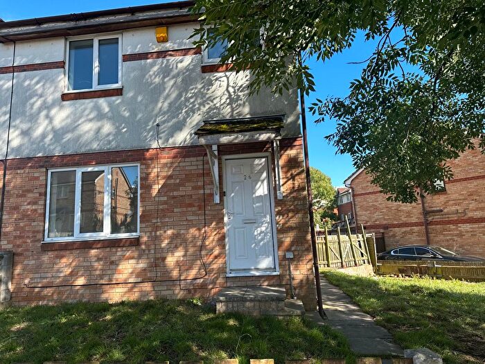 3 Bedroom Semi-Detached House To Rent In Kingfisher Grove, Bradford, BD8