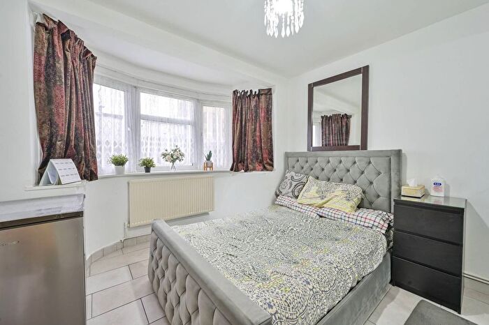 3 Bedroom Maisonette For Sale In London Road, Morden, SM4