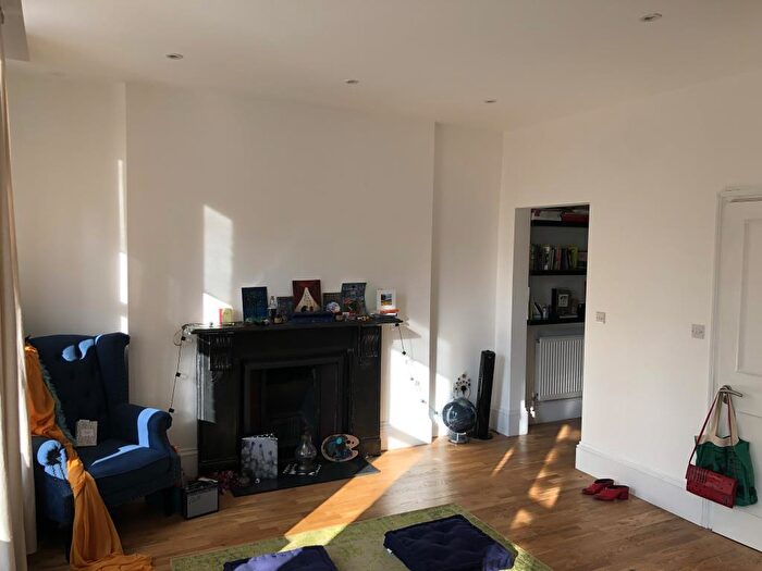 Maisonette To Rent In Upper Street, Islington, N1