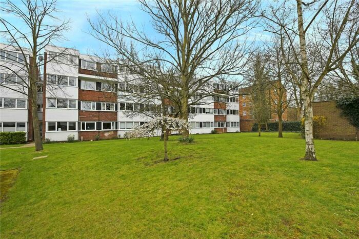 2 Bedroom Flat To Rent In Bourne Court, New Wanstead, London, E11