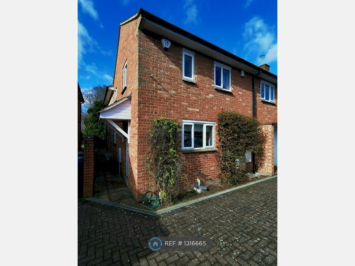 2 Bedroom Flat To Rent In Calcot Close, Headington, Oxford, OX3