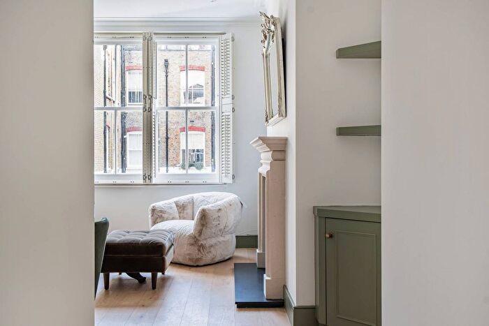 3 Bedroom Flat To Rent In Earls Court Square, Earls Court, London, SW5