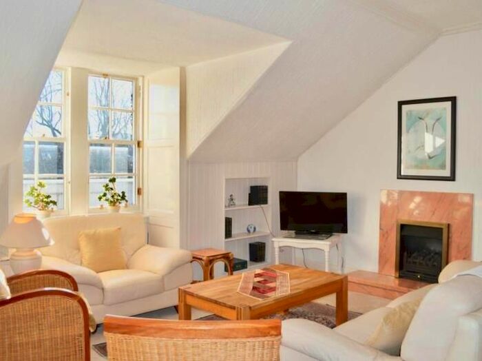 3 Bedroom Flat To Rent In Claremont Crescent, Edinburgh, EH7