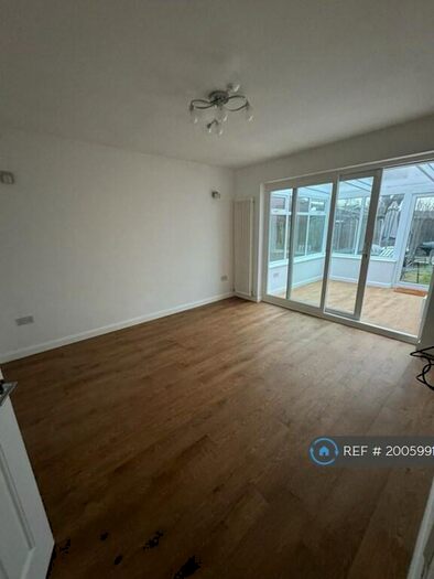 3 Bedroom Bungalow To Rent In Wharfedale, Luton, LU4