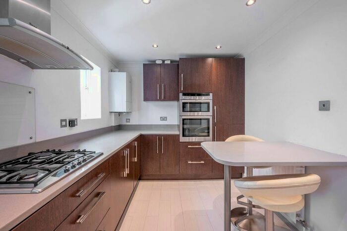 2 Bedroom Flat To Rent In Woodside, Wimbledon, London, SW19