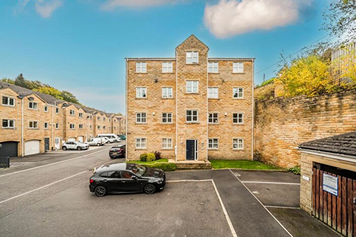 2 Bedroom Apartment For Sale In Mill Stream Drive, Luddendenfoot, HX2