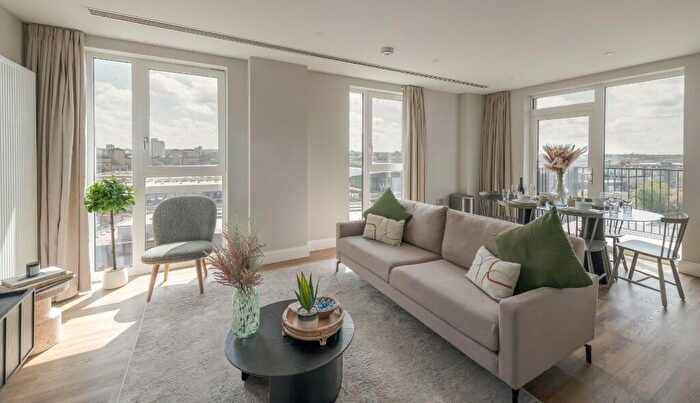 3 Bedroom Flat To Rent In Moat Street, London, SW11