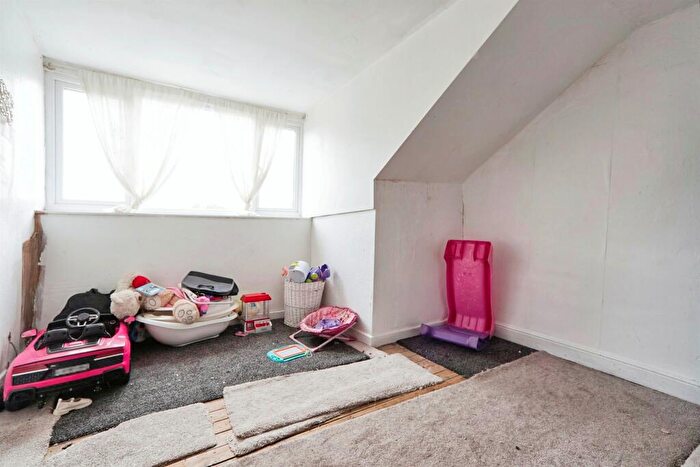 2 Bedroom Terraced House For Sale In Ashton Mount, Leeds, LS8