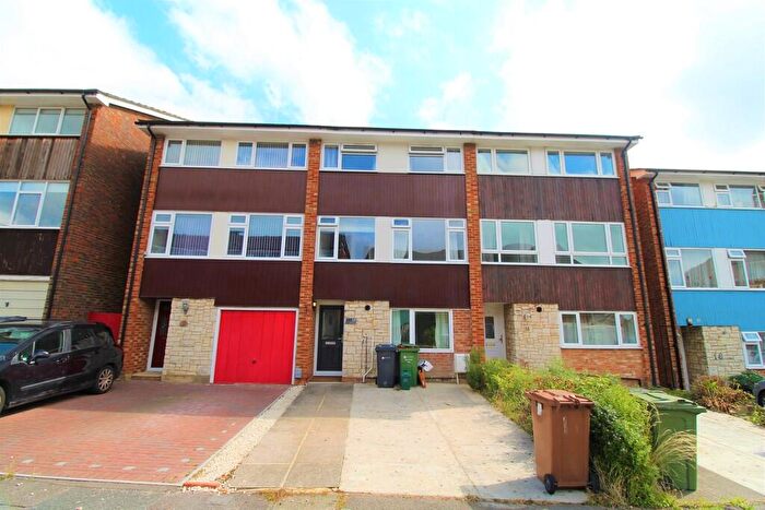 6 Bedroom Town House To Rent In Queens Drive, GU2