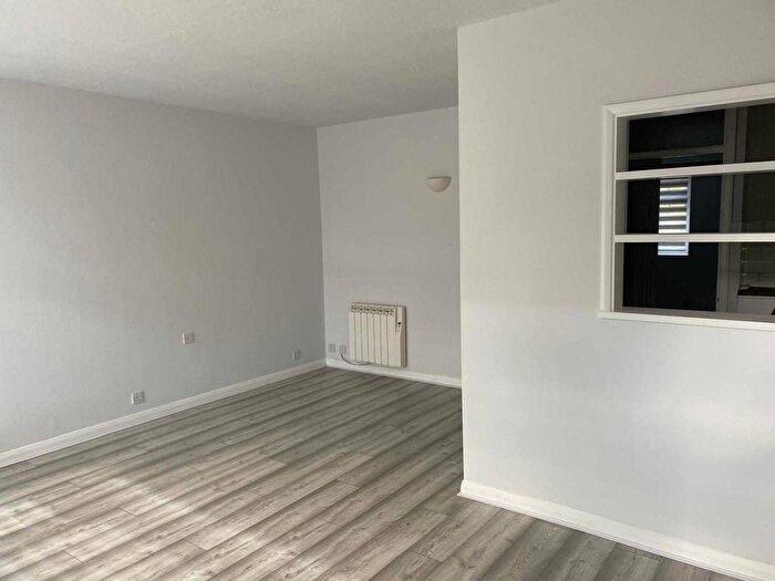 1 Bedroom Flat To Rent In St. Peters Close, Bushey Heath, Bushey, WD23