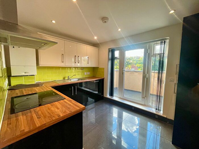 2 Bedroom Flat To Rent In Chelwood Drive, Leeds, West Yorkshire, Uk, LS8
